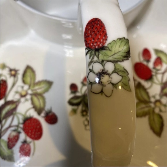 3pc. St. George Fine Bone China Strawberry Basket with creamer/sugar pot England - Picture 9 of 13